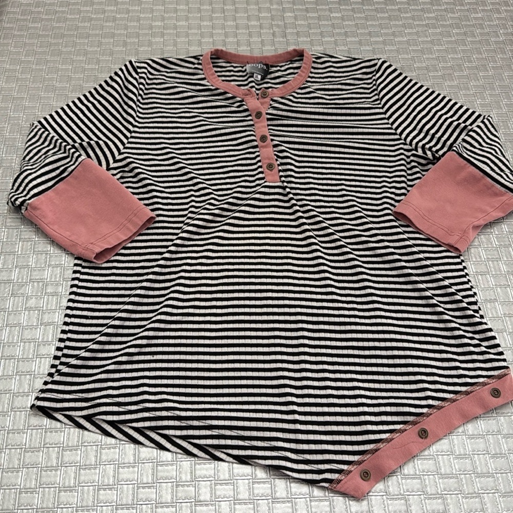 OOPS striped abstracts Asymmetrical hem t-shirt size xl